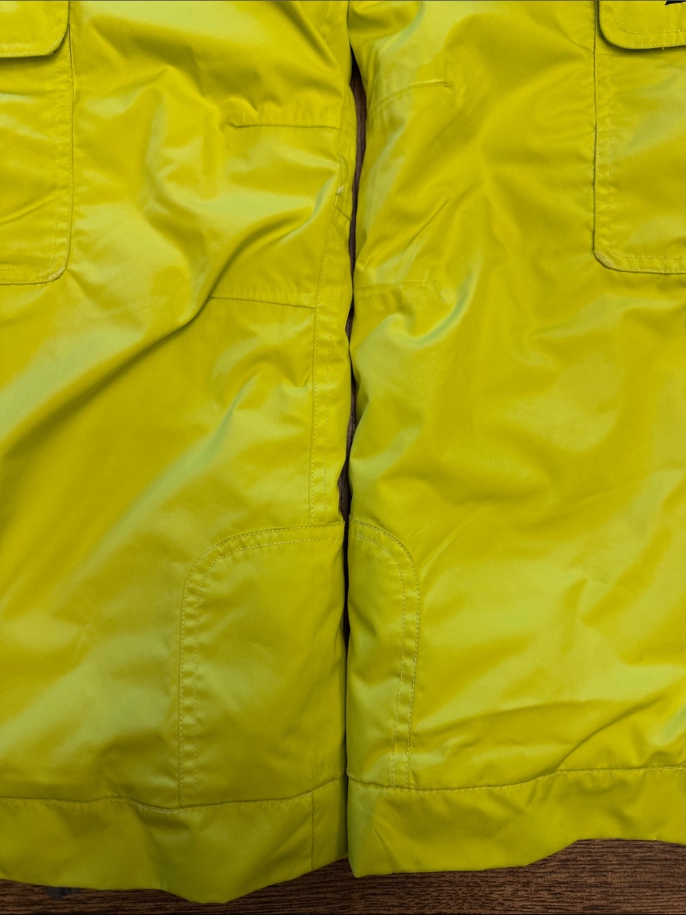 686 Kids Infinity Cargo Insulated Snowboard Pants in High-Visibility Yellow - Picture 4 of 16